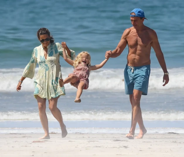 Alessandro Lequio en la playa con su actual pareja María Palacios y su hija Ena.