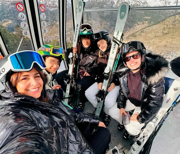 Nuria Roca con su familia en la nieve.