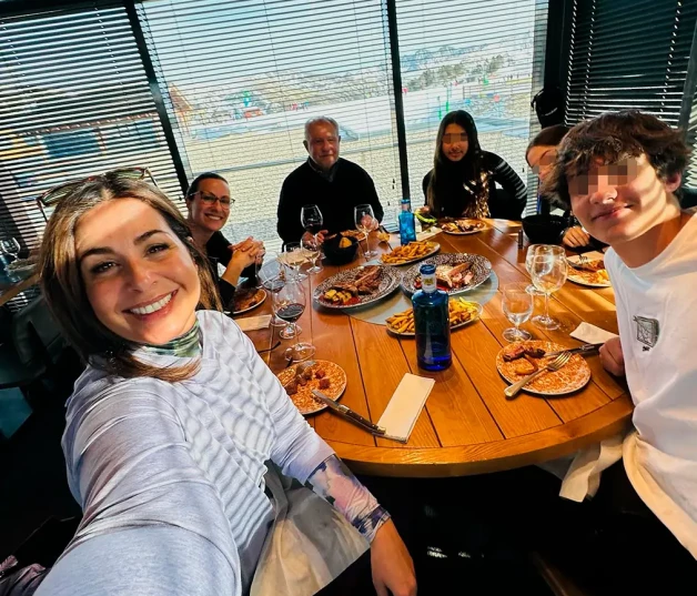 Nuria Roca con su familia en la nieve.