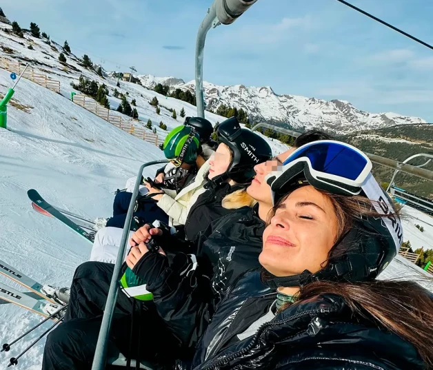 Nuria Roca, muy feliz con su familia en la nieve.