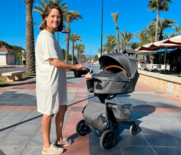 María Casado paseando a Daniela en su cochecito.