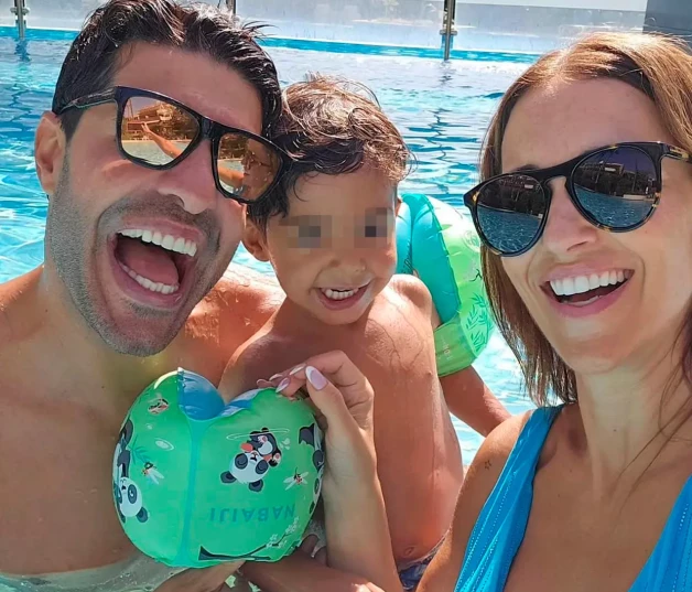 Paula Echevarría y Miguel Torres en la piscina con su hijo Miki.