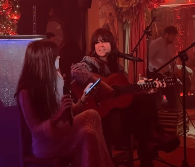 Sara Carbonero cantando en su cumpleaños con Vanesa Martin.