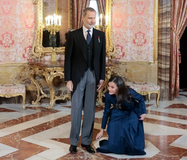 Letizia se agachó a recoger del suelo su pulsera junto al rey Felipe VI.