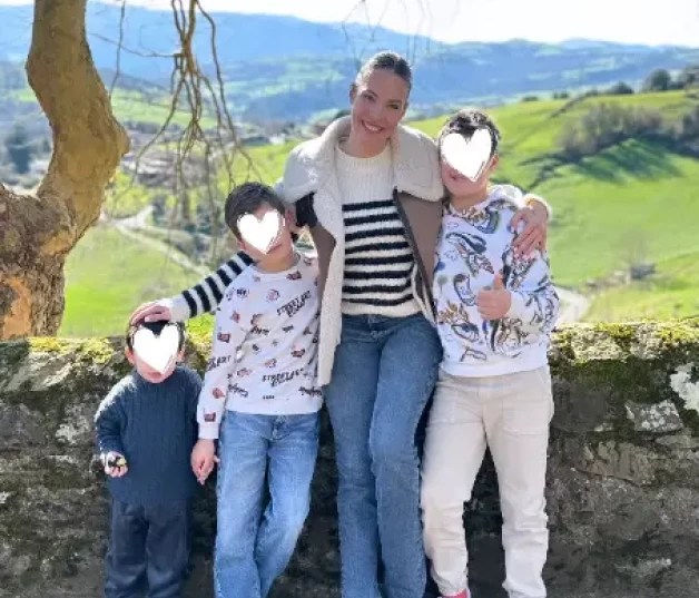 Jessica Bueno en plena naturaleza con sus hijos.