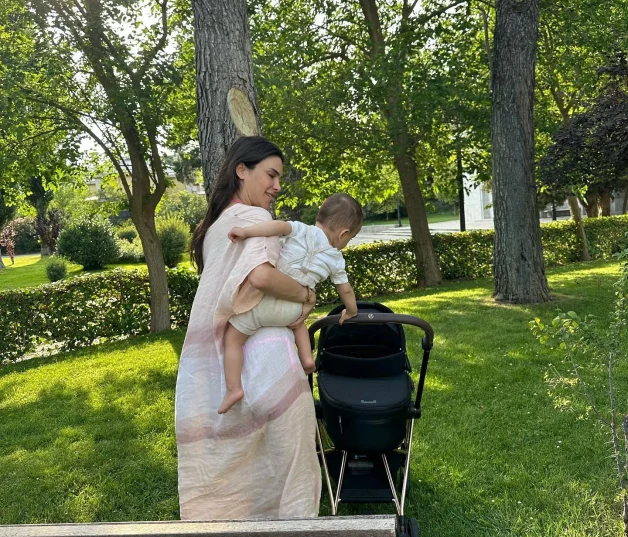 Carla Barber posando con su hijo desde su palacete.