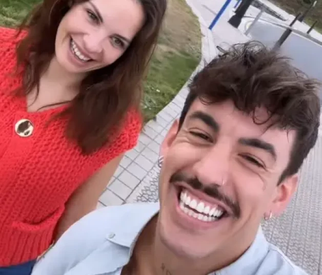 Luitingo y Jessica Bueno paseando juntos, muy felices.