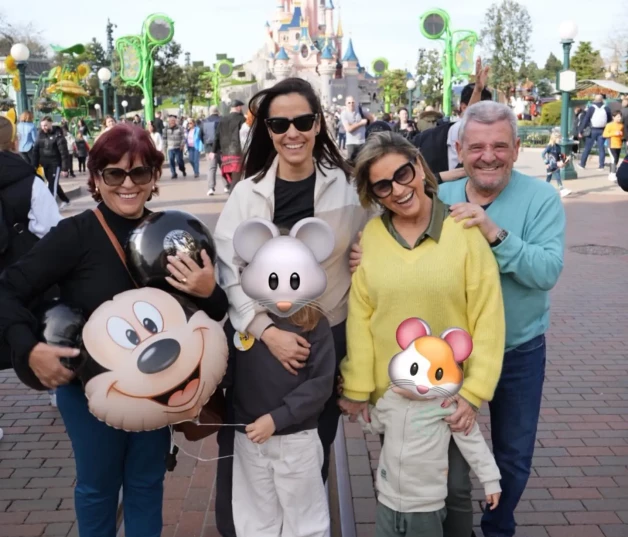 Roberto Leal y su familia en 'Disneyland'.