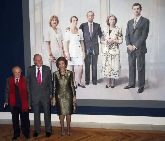 Juan Carlos y Sofía delante de un retrato gigante de su familia.