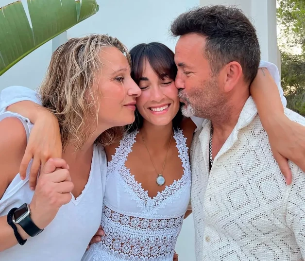 Belén y Cosme, que llevan 25 años casados, con su hija, a la que han acompañado en este viaje para lograr su sueño. Dice Aitana que ellos la mantienen con los pies en el suelo.