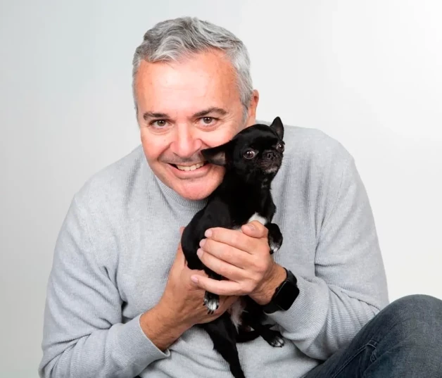 Nacho Sierra con un chihuahua.