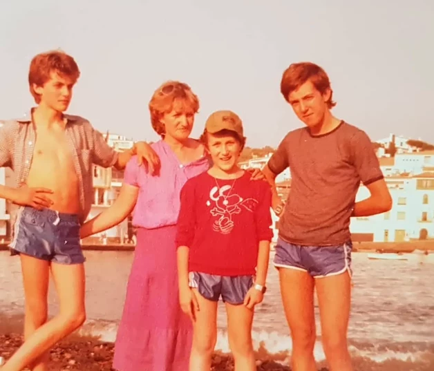 Jesús Calleja con su madre y sus hermanos en la playa.