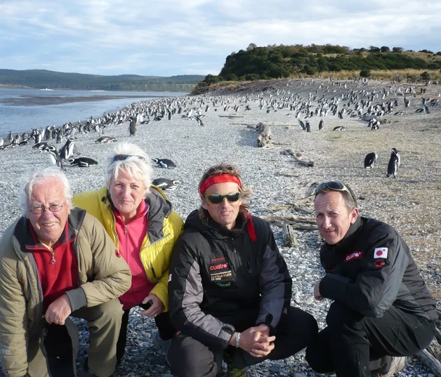 Calleja con sus padres y su hermano en una playa llena de pingüinos.
