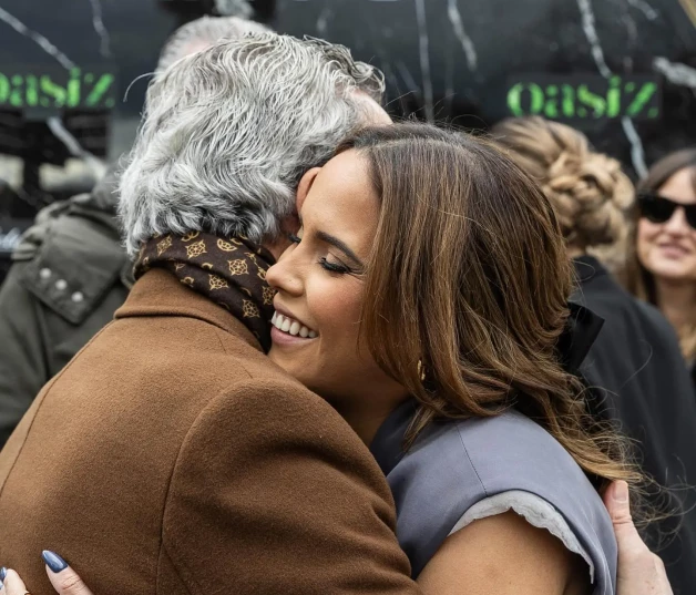 Gloria Camila y Ortega Cano dándose un abrazo.