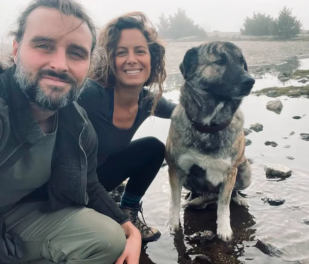 Laura Madrueño con su novio y con su perro.