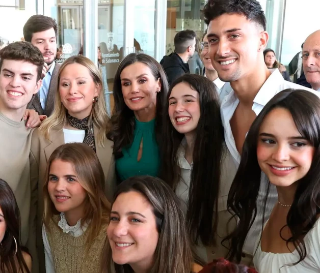 La Reina Letizia, con jóvenes, con los que charló en el acto del Tour de Talento.