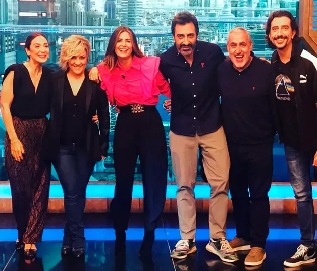 Nuria Roca con su marido y sus compañeros de 'El Hormiguero 3.0'.