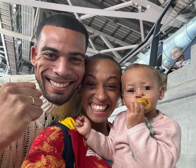 Ana Peleteiro posando junto a su familia.