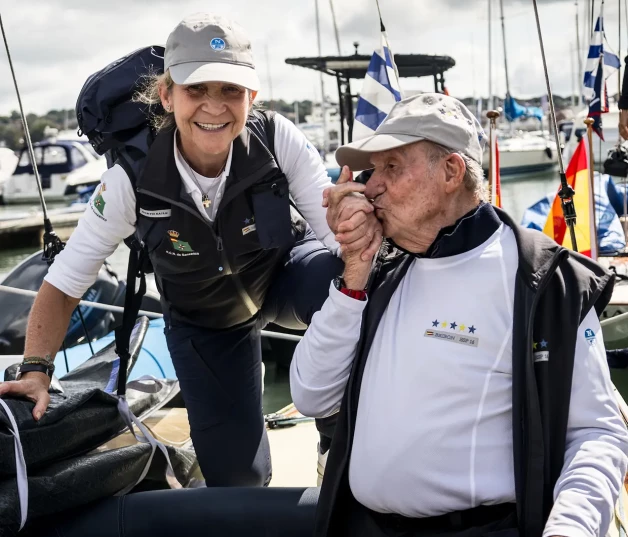 La infanta Elena con el rey Juan Carlos en Sanxenxo.