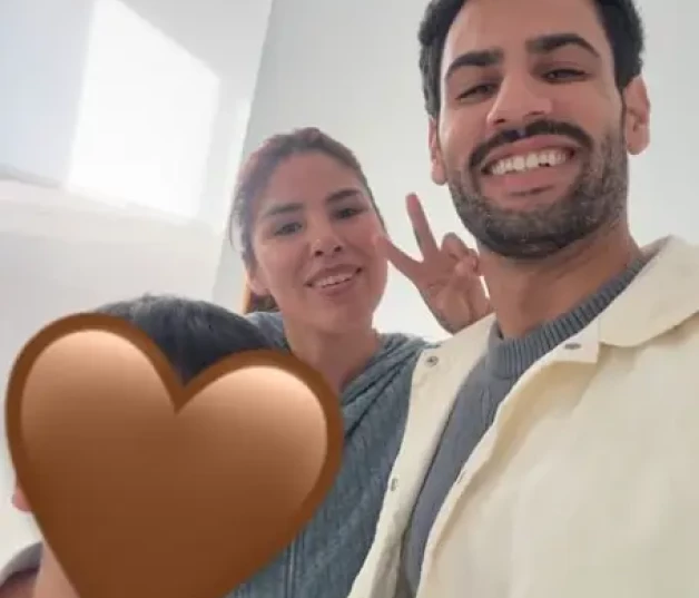 Isa Pantoja y Asraf Beno posando en su nueva casa con Albertito.
