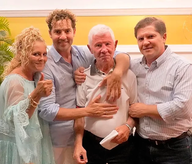 David Bisbal con sus hermanos y su padre.