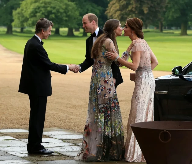 Los marqueses de Cholmondeley saludan a los príncipes de Gales en un evento benéfico en el 2016.