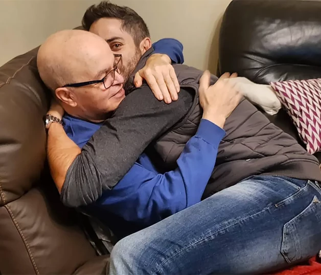 Roberto besando a su padre.