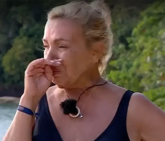 Carmen Borrego llorando en la isla