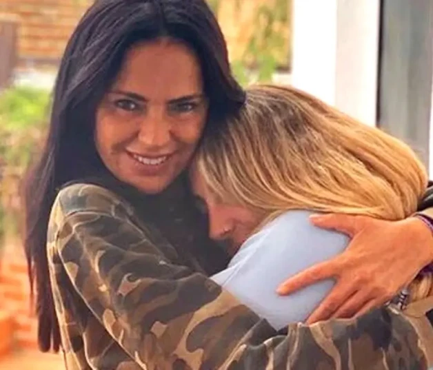 Olga Moreno abraza a Rocío Flores