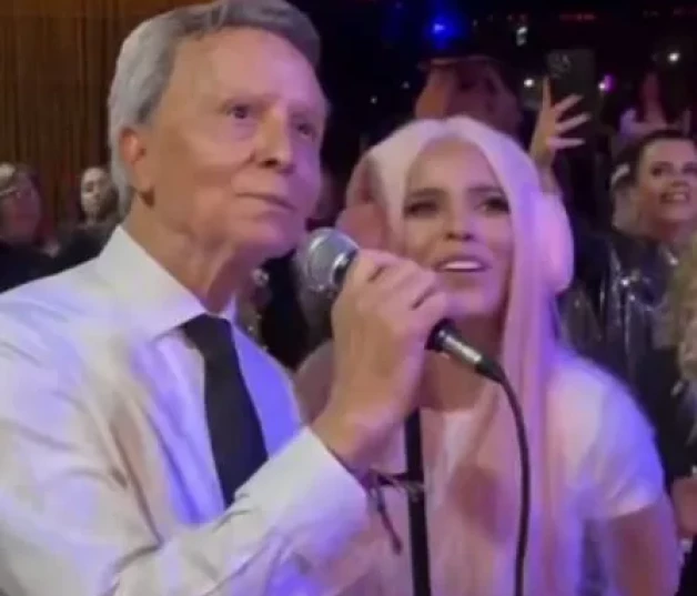 Gloria Camila cantando con su padre.