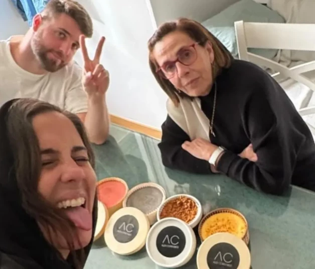 Anabel Pantoja y David Rodríguez con Merchi, la madre de ella