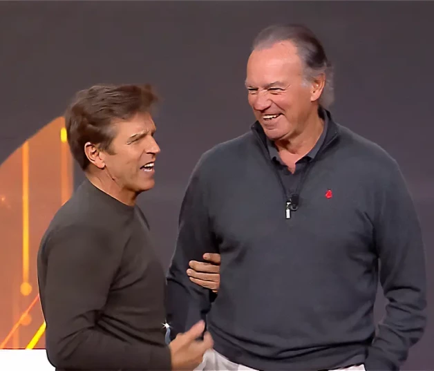 Manuel Díaz agarrando a Bertín Osborne amistosamente por el brazo en el plató de 'El Show'.