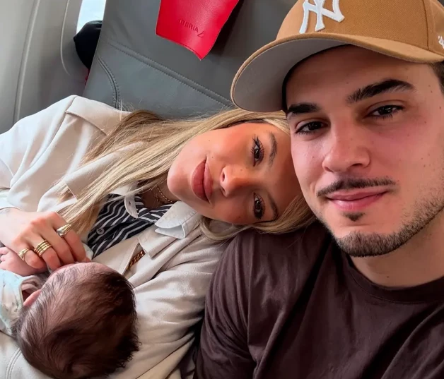 Alejandra Rubio y Carlo Costanzia, con su bebé, que tiene cuatro meses.