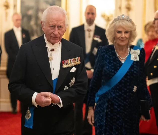 Carlos III vestido de gala junto a Camilla Parker-Bowles y a su hijo el príncipe Guillermo