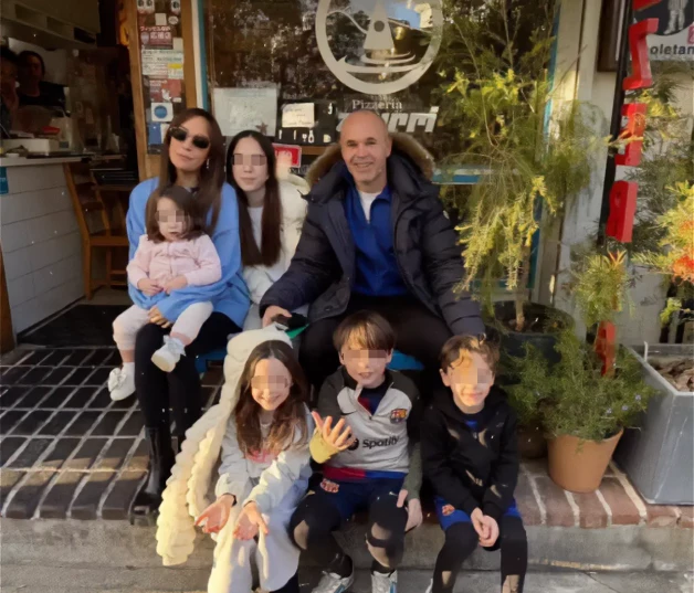 Andrés Iniesta con su familia en Japón.