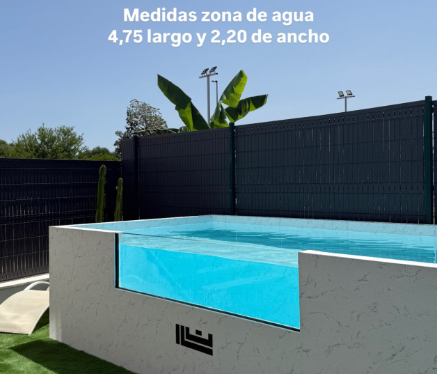 Piscina Isa Pantoja y Asraf Beno.