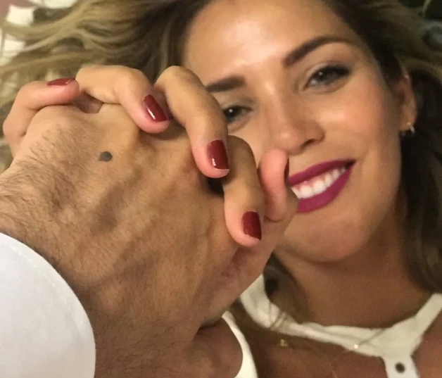 Bisbal dándole la mano a Rosanna Zanetti