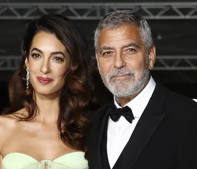 George y Amal Clooney posando portada