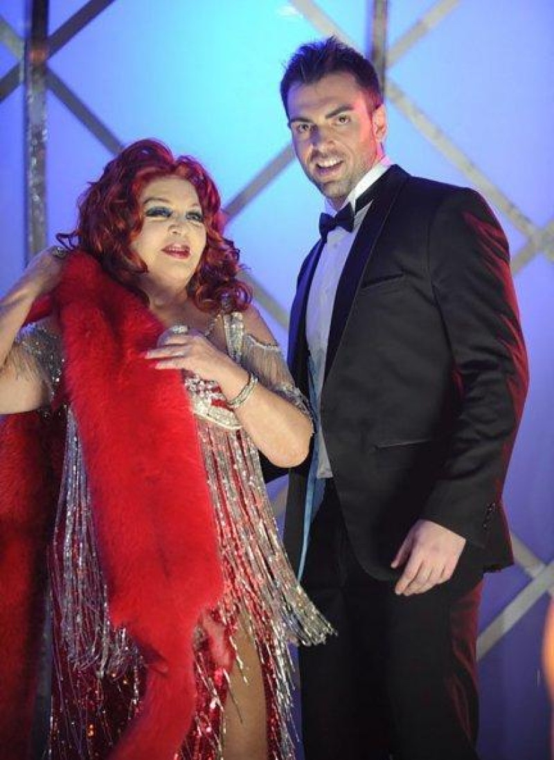 Sara Montiel, con su hijo, en el videoclip 'Sex dance', que grabaron en el 2012.