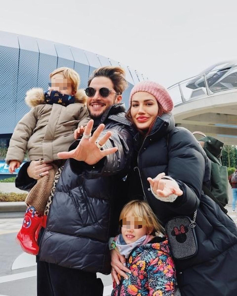 Manuel Carrasco y Almudena Navalón con sus hijos en París