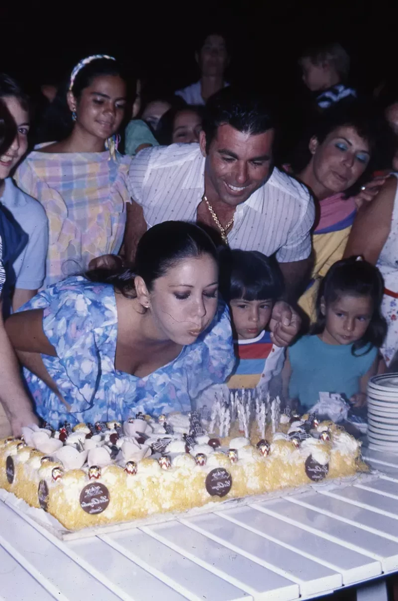 Isabel Pantoja y su familia celebrando su cumpleaños.