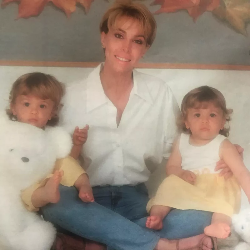 Carla Duval con sus hijas, en una imagen de redes sociales.