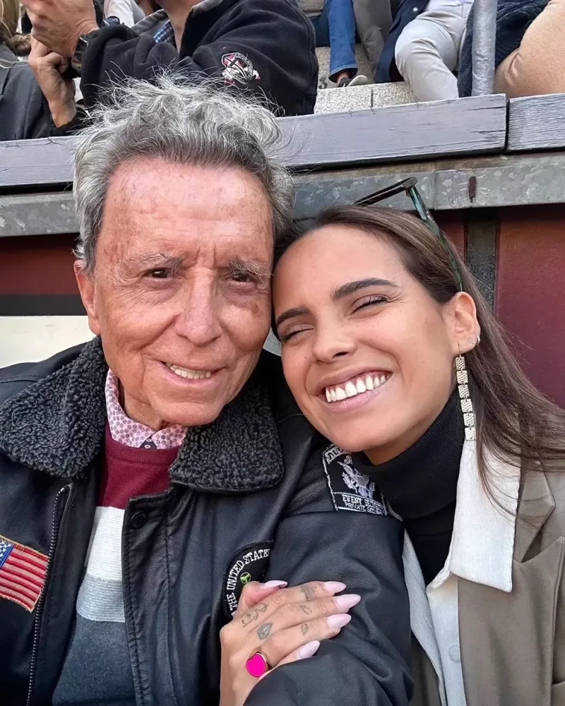 Gloria Camila con su padre, el extorero José Ortega Cano, al que está muy unida.