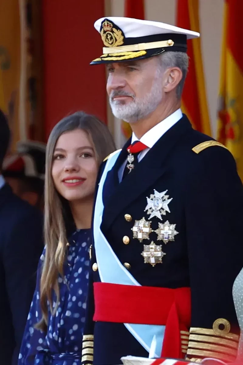 La infanta Sofía acompañando a su padre, el rey Felipe VI en un evento importante.