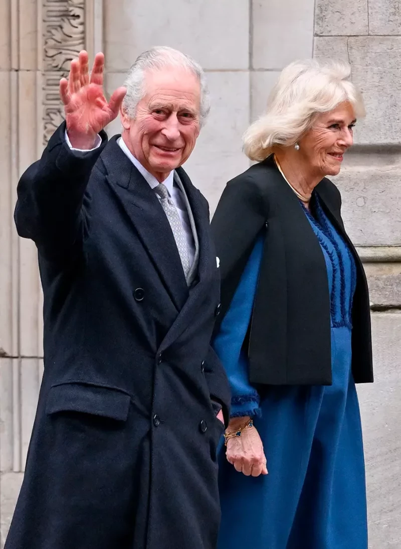 Carlos III de Inglaterra andando acompañado de Camilla Parker-Bowles.