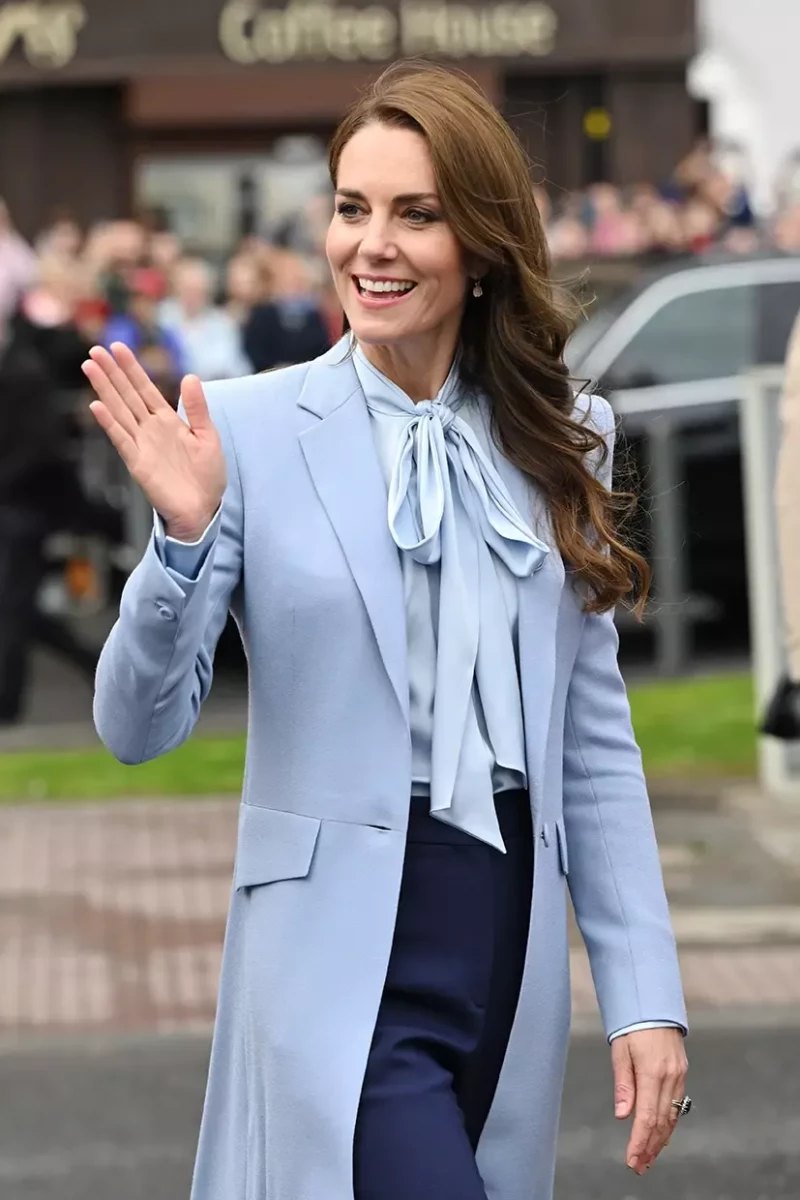 Kate Middleton saludando a sus súbditos.