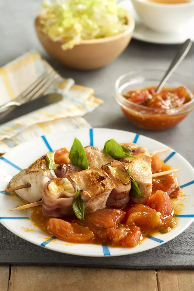 Brocheta de pavo con queso y albahaca