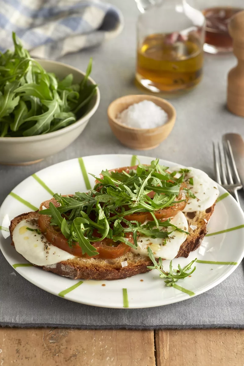 Tosta con mozzarella, tomate asado y rúcula