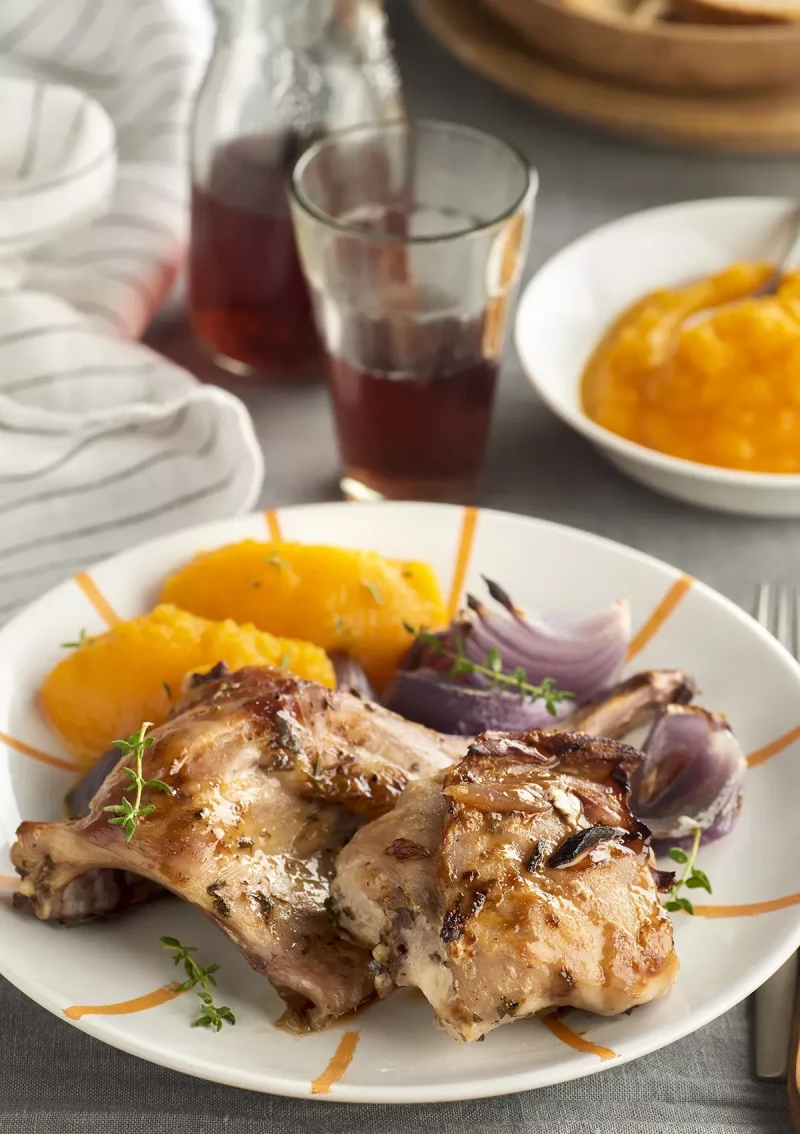 Conejo al horno con hierbas aromáticas