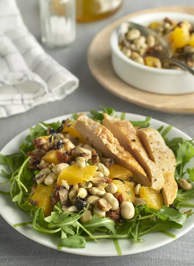 Pechuga de pollo con empedrado de habitas y naranja